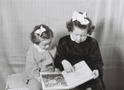 m.....e - Babcia ze swoją siostrą około roku 1956
#fotoleonpara
#fotografia #zapomn...