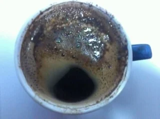 k.....i - Moja niewyspana morda przeraziła dziś nawet moją poranną kawę.

#kawa #niew...