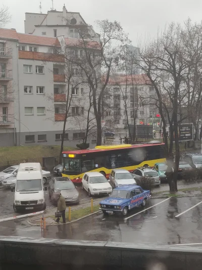 wenszy - Jakiś dzban zaparkował sobie tak, że autobus 133 stroi już dobre 20min na Ra...