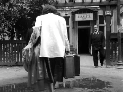 p.....a - etiuda filmowa Romana Polańskiego Dwóch ludzi z szafą, 1958.

#kino #kult...