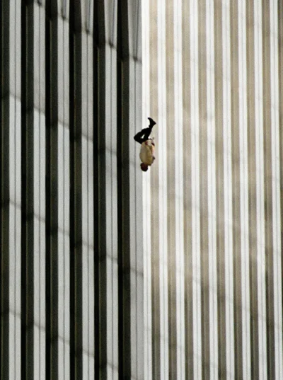 myrmekochoria - Richard Drew, Mężczyzna spadający z wieży World Trade Center, USA 200...
