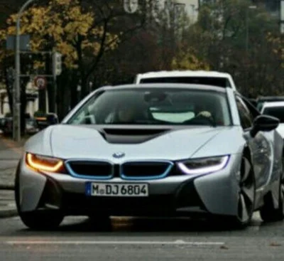 Anonimowykopekitku - Unikatowe zdjęcie przedstawiające samochód marki BMW z włączonym...