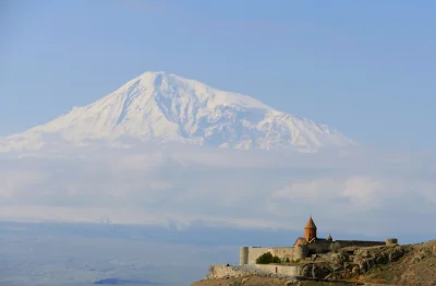 centryfuga - Klasztor Chor Wirap na tle góry Ararat (Armenia). Miejsce gdzie przetrzy...