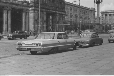 W.....c - Warszawa, 1965 rok. Siermiężnie wygląda ta Syrena w porównaniu do tego Chev...