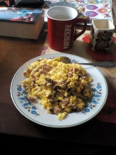 anonymous_derp - Dzisiejsze śniadanie: Jajecznica z pięciu jaj z szynką*, sól.

* K...