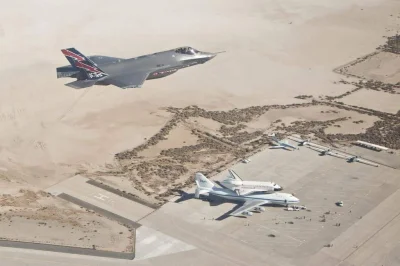 d.....4 - F-35 Lightning II nad Edwards Air Force Base w Kalifornii. 
Poniżej 747 SCA...