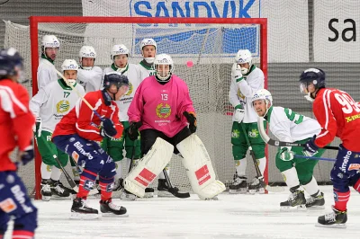 Bandy-Polska - @Bandy-Polska: Widok podczas rożnego z przodu. Zawodnik nie może strze...