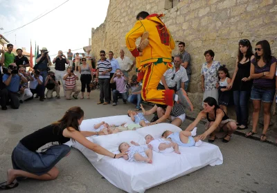 Fire_Elemental - Hiszpanie W dzień dziecka organizują festiwal skoku przez dzieci. Wy...