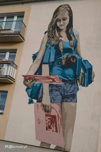 bergero00 - Piękny mural przedstawiający fajną dziewczynę oglądającą płytę winylową. ...
