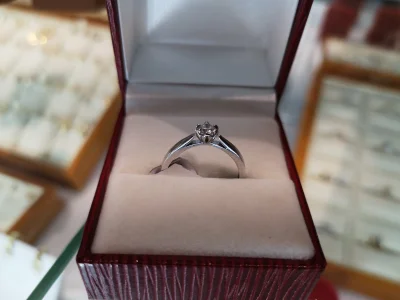 wjtk123 - Ładny? Nada się jaki pierścionek zaręczynowy?

#zareczyny #bizuteria #pie...