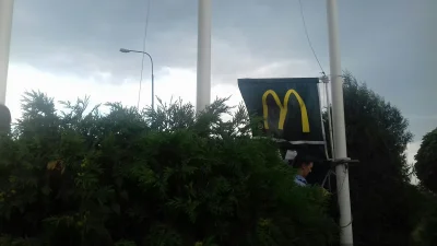 AurenaZPolski - Flagi opuszczone na koniec masztu. Pewnie Ronald McDonald zmarł ( ͡º ...