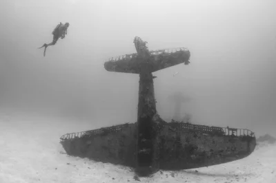 crab_nebula - Nurek i szczątki samolotu II Wojny Światowej w Oceanie Spokojnym

Fot...