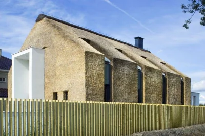 easyrideress - Z ciekawostek: dom całkowicie kryty strzechą, gdzieś w Holandii

#arch...
