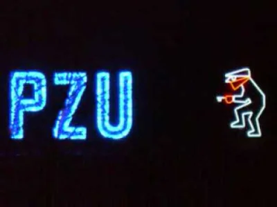 U.....e - A obok Renomy (na początku filmu widoczny częściowo) widnieje neon PZU. Od ...