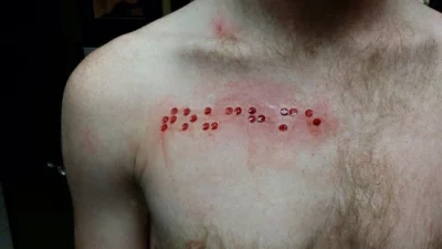 Twinkle - Napis wycięty językiem Braille'a oznacza "dotknij mnie".
Otaguję jako #tat...