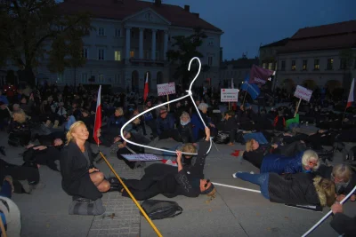 w.....s - #czarnyprotest #c---------------a #Kielce 
ed. #bekazpodludzi
Zostają na ...