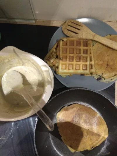 hatterka - Robię pancakes z przepisu @mg78, a że jestem niecierpliwą bulwą to odpalił...