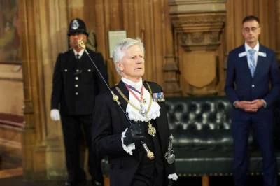 Shewie - Ktokolwiek trzyma tzw Queens Black Rod reprezentuje bezpośrednio ją i jej wo...