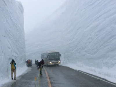 t.....m - Japonia, droga Tateyama Kurobe Alpine Route. Wysokość śniegu dochodzi tam d...