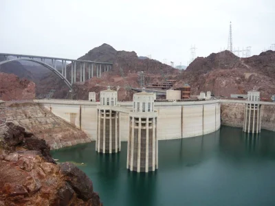 t.....e - Zapora Hoovera (Hoover Dam) to jedna z ciekawszych betonowych konstrukcji, ...