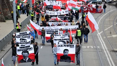 szurszur - > żaden Polski nacololo nie pomyliłby naszej flagi z wersją z godłem.

@...