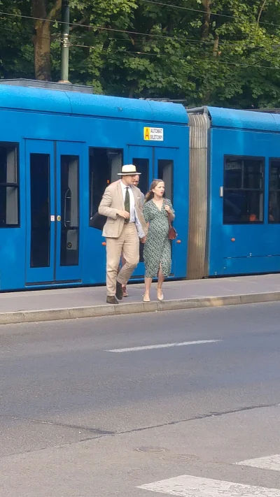 Bunch - Strzekikem taką dziś fotkę z ukrycia telefonem. Fajna stylowa tej pary i uchw...