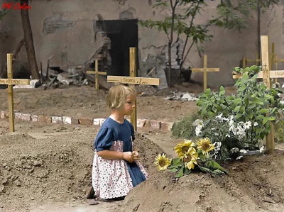 brusilow12 - Mała dziewczynka klęczy na ulicznym cmentarzu przy ulicy Mazowieckiej, W...