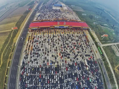 Montago - Chiny - zakorkowane ponad 40 pasów autostrady przed bramkami pobraniowymi w...