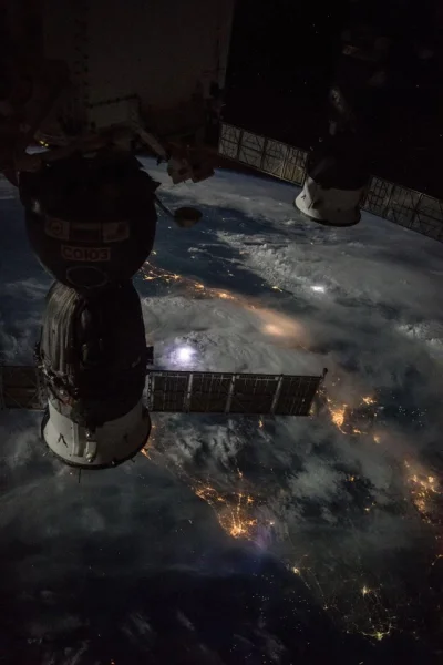 misja_ratunkowa - Nocny krajobraz nad burzliwą Ziemią. Zdjęcie z pokładu ISS.

#fot...