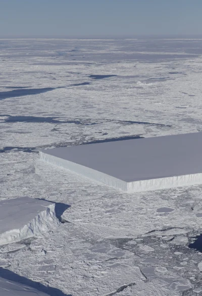 Bradley12 - Prawie idealnie prostokątna góra lodowa dostrzeżona na Antarktydzie.

S...