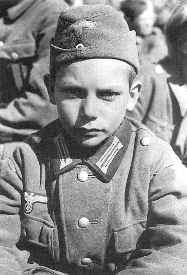 HaHard - 13-to letni żołnierz Hitlera pojmany przez Aliantów
Nartinzell, 1945

#ha...