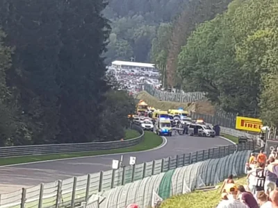 n.....e - Alesi wypadł po eau rouge w ścianę odbił się od niej i Hubert się w niego w...