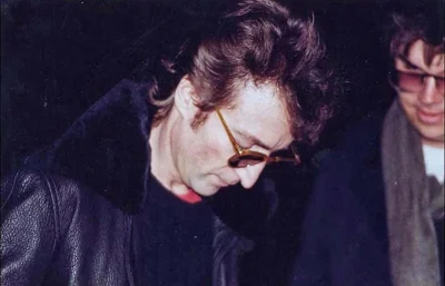 Lizus_Chytrus - > John Lennon podpisuje album Davida Chapmana. 5 godzin później zosta...