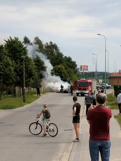 kc1991 - Akcja gaszenia palącego się samochodu + samochód "milicja" za wozem strażack...