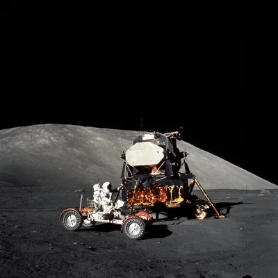 d.....4 - 11 grudnia 1972 - dowódca misji Apollo 17 Eugene A. Cernan podczas krótkiej...
