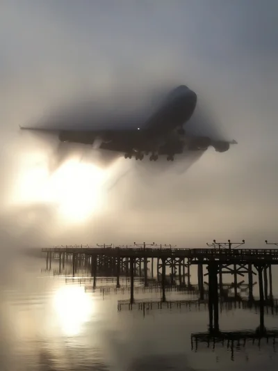 Pierdyliard - Niesamowite zdjęcie 747 we mgle.

#aircraftboners #samoloty #fotografia...