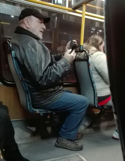 gieneq - Wszedł typ do tramwaju i robi ludziom zdjęcia cyfrówką ⸮ º ͟ʖ º ?

#wroclaw ...