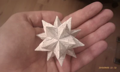 matemaciek - http://blip.pl/s/154479386 Kartka A4 zamieniła się w to. #origami moduło...