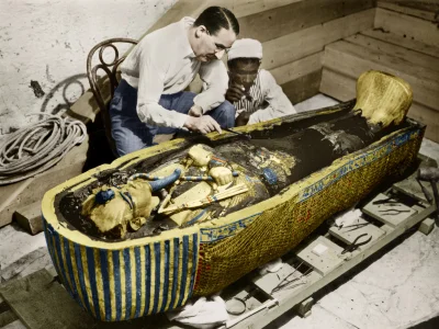 myrmekochoria - Howard Carter podczas badania sarkofagu Tutenchamona, nie ma dokładne...