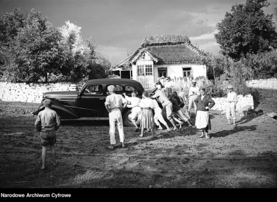 CKNorek - > Horodenka, wyjazd samochodu po deszczu, fot. Henryk Poddębski, 1938 r.

...