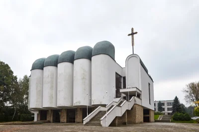 k.....5 - @SzubiDubiDu: zawsze za dzieciaka się śmiałem że ten kościół to ukryty silo...