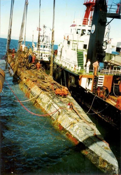 sropo - Wydobycie na powierzchnię niemieckiego okrętu podwodnego U-534. Został zatopi...