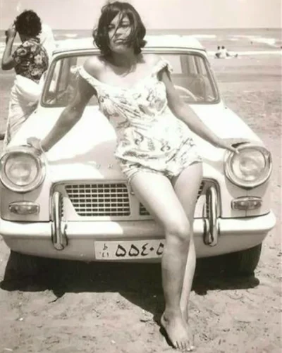 brusilow12 - Irańska kobieta na plaży, przed islamską rewolucją w tym kraju, 1960 rok...