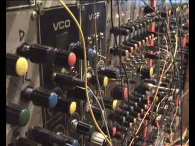 A.....1 - @bscoop: Dorzuć jeszcze legendarny automat perkusyjny TR-909 i syntezator T...