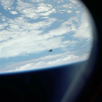 chuda_twarz - Kawałek izolacji termicznej w pobliżu wahadłowca Columbia (STS-61-C), 1...