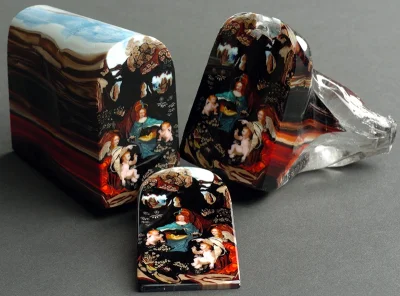 quiksilver - Artysta Loren Stump topi razem setki szklanych prętów by stworzyć w plas...