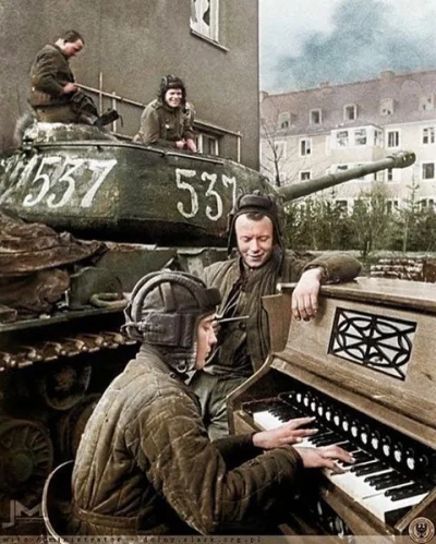 wojna - Załoga radzieckiego czołgu IS-2 
grająca w czasie przerwy na organach. 
Wrocł...