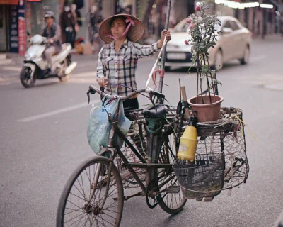 Uogolnienie - Kobieta z różą, Hanoi, Wietnam. Canon 300v + canon 50 mm 1.4 + kodak 20...