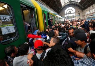 wujekmundek - Pasażerowie wchodzą do pociągu #pkm na dworcu Gdańsk Wrzeszcz, 3.09.201...