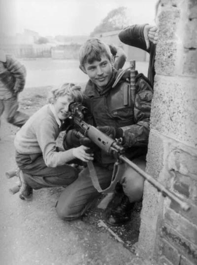 myrmekochoria - Brytyjski żołnierz pozwala małemu chłopcu na spojrzenie przez lunetę ...
